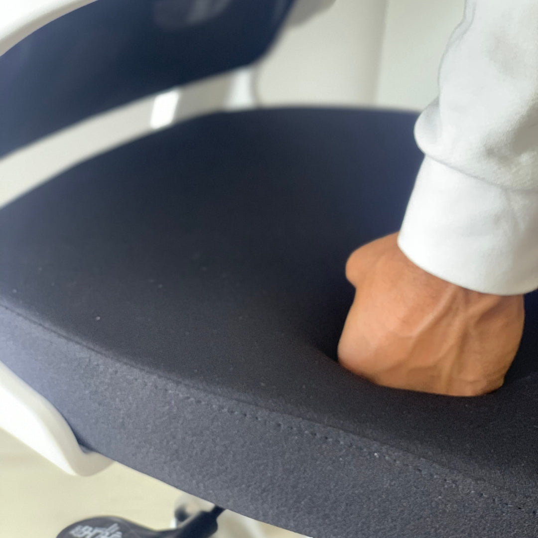 Assise confortable de la chaise de bureau ergonomique ErgoRelax noire