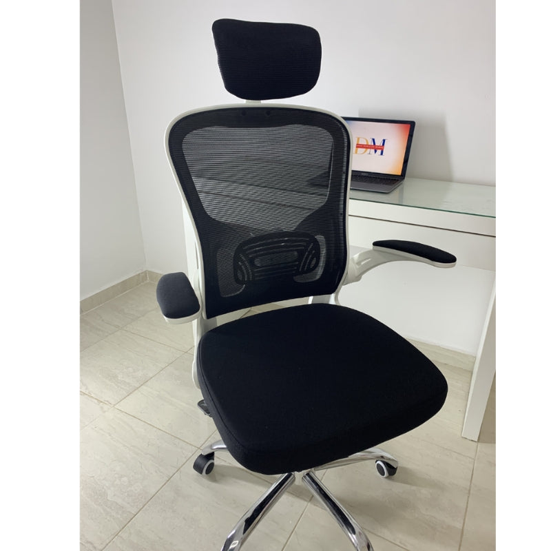 Chaise ergonomique ErgoRelax noire avec dossier respirant, support lombaire et appui-tête réglable dans un bureau moderne – Maroc